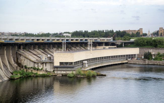 У Запоріжжі перекрили рух греблею Дніпровської ГЕС