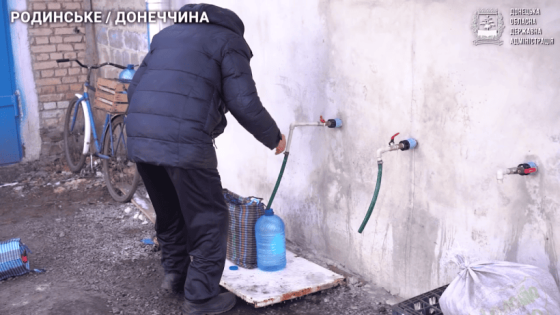 Жителі Покровської громади набирають питну воду в свердловинах