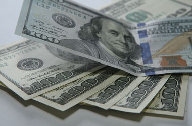 НБУ &quot;заморозил&quot; курс доллара на отметке 12,95 грн