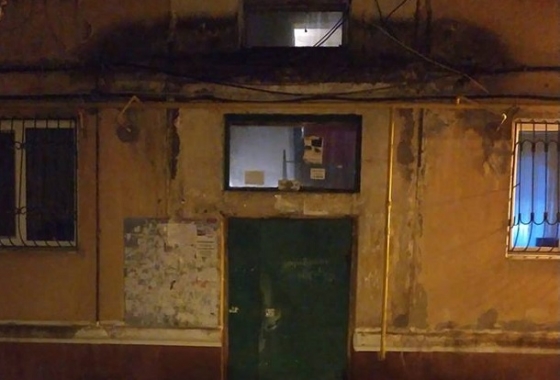 В Краматорске в одном из жилых домов обрушился подъездный козырек