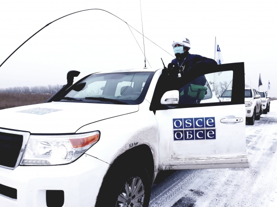 Війська РФ на Луганщині попереду своїх танків виставили автомобілі з символікою ОБСЄ, - Держприкордонслужба