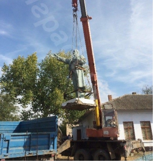 На Одесчине демонтировали памятник Ленину 