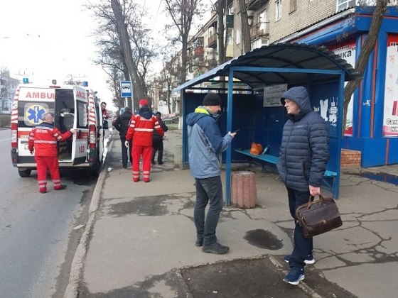 Женщину, ночевавшую на остановке возле ЦУМа, забрала скорая помощь