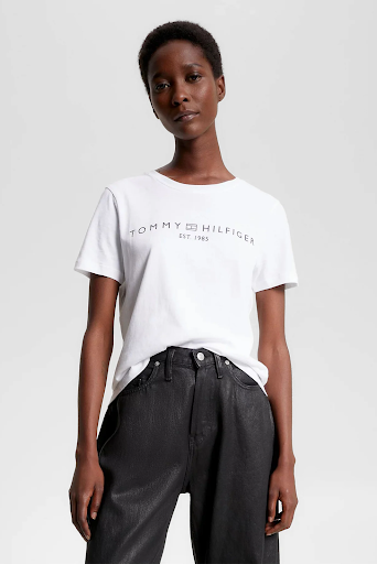 Заинспирированные классикой: женские футболки Tommy Hilfiger, которые никогда не выйдут из моды