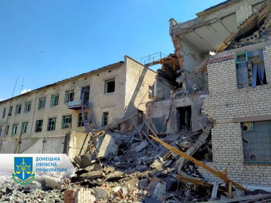 Ворожа авіація проти мирного населення - на Донеччині знову поранені 