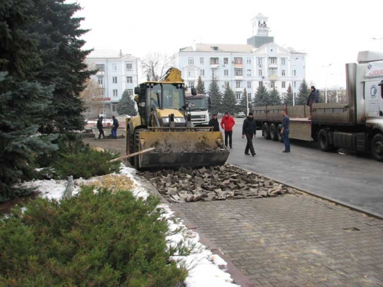 Перед зданием городского совета уложат мраморную плитку