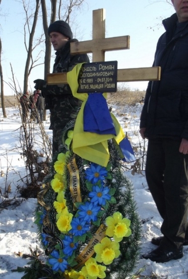 Краматорские волонтеры установили крест погибшему герою (фото, видео)