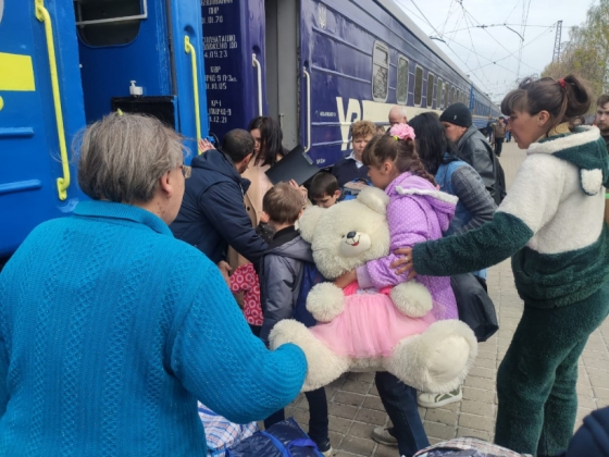 28 мешканців Донеччини евакуйовано до Житомирщини першим рейсом