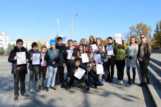 Дети из «Free Kids Social Akademy» провели уличную акцию на площади Мира 