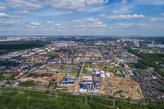 Московський НПЗ призупинив перегонку нафти після атаки безплотників, - Reuters