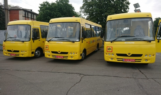 Шестнадцать новых автобусов получат к учебному году школы Донецкой области 