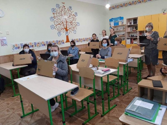 Школы Краматорска получили ноутбуки для учителей