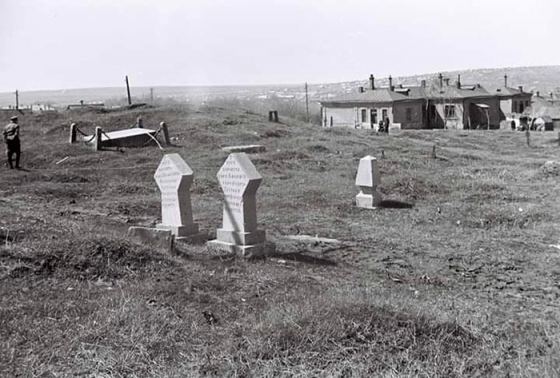 На месте горизонтальной плиты (слева, вверху) в 70-х возвели памятник