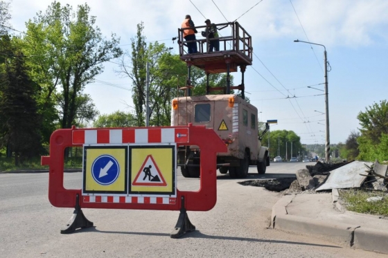 У Краматорську відновлюють пошкоджені під час обстрілу тролейбусні мережі
