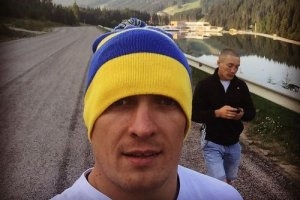 Усик в патриотической шапке готовится к новому поединку 