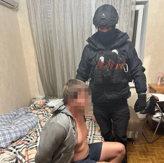 Просив дістати речі зі своєї кишені: викрили чоловіка, який розбещував дітей на вулицях Києва