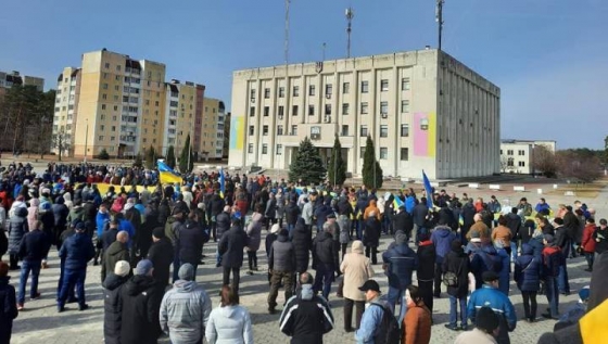 Рашисты похитили мэра города Славутич и захватили горбольницу. Жители вышли на протест 