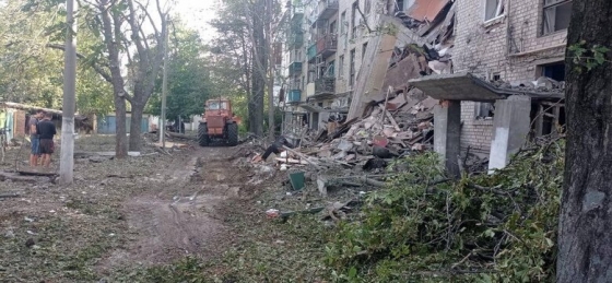 Рашисти завдали удару по Бахмуту на Донеччині. Під завалами багатоповерхівки може бути людина, - ДСНС