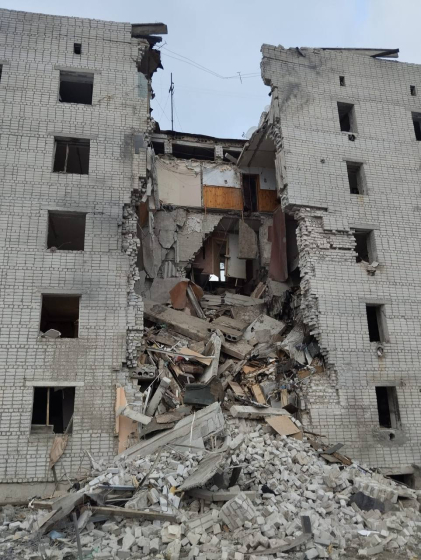 Росіяни атакували КАБом багатоповерхівку на Сумщині: 5 поранених, зокрема 2 дитини, зруйновано під’їзд