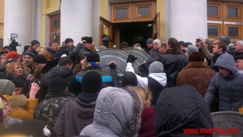 В Виннице штурмуют здание областного совета, пускают дымовые шашки и бьют милицию. Требуют отставки губернатора 