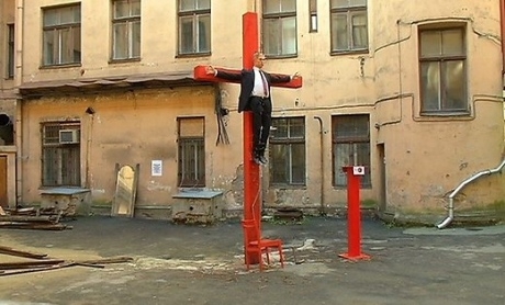 В центре Риги распяли статую Путина