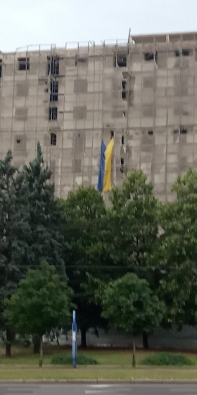 В центре Донецка в День Конституции вывесили флаг Украины и прозвучал национальный гимн (видео)