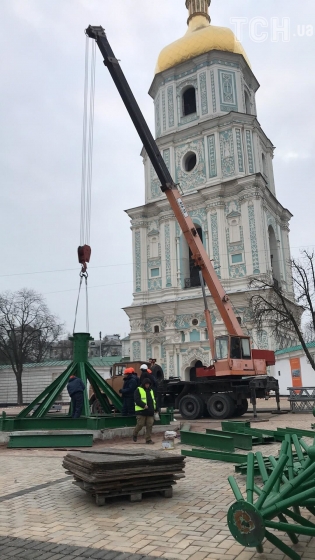 На Софийской площади в Киеве начали устанавливать новогоднюю елку 