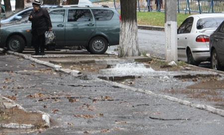 В центре Краматорска большая авария на водопроводе, по улицам текут реки