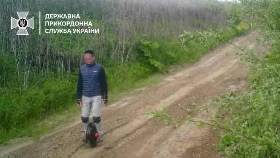 На моноколесі до Європи: на кордонні зі Словаччиною затримали незвичного порушника