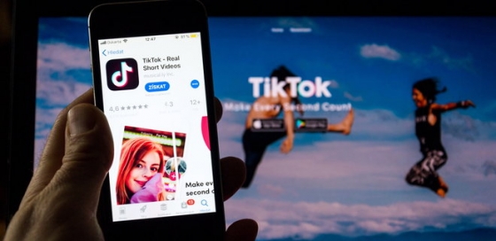 Модератор TikTok судится с материнской компанией из-за психологической травмы