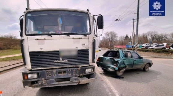 В Краматорске водитель грузовика превысил скорость и наехал на легковой автомобиль