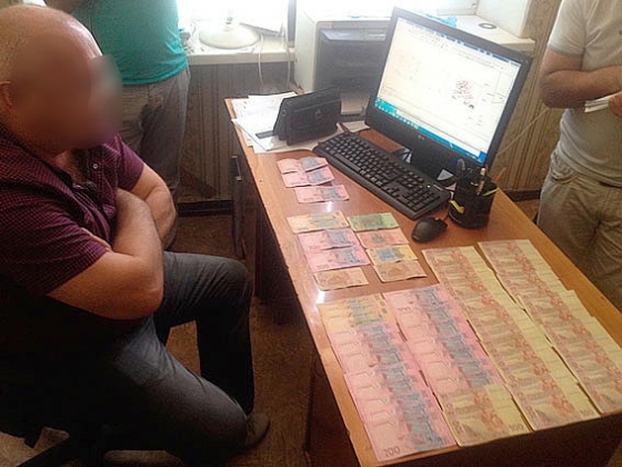 В г. Славянск Донецкой области задержаны на взятке руководители отделов геодезического и земельного кадастров (фото)