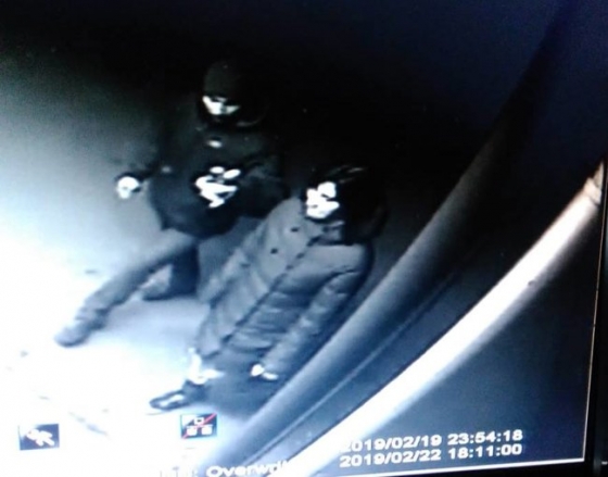 Полицейские Житомира задержали женщину, пытавшуюся сорвать плакат с фото украинского воина, размещенного в рамках проекта &quot;Обличчя миру&quot;