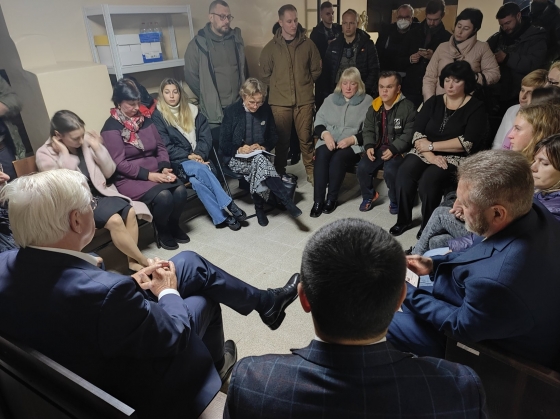 Штайнмаєр провів близько двох годин в укритті у Корюківці через повітряну тривогу