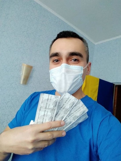 Пребывающим на обсервации в Новых Санжарах передали партию контрацептивов