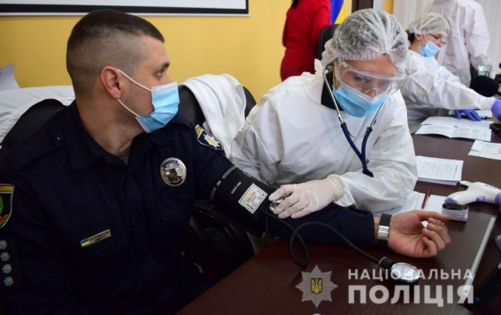 Полицейских Донецкой области начали вакцинировать китайской CoronaVac 