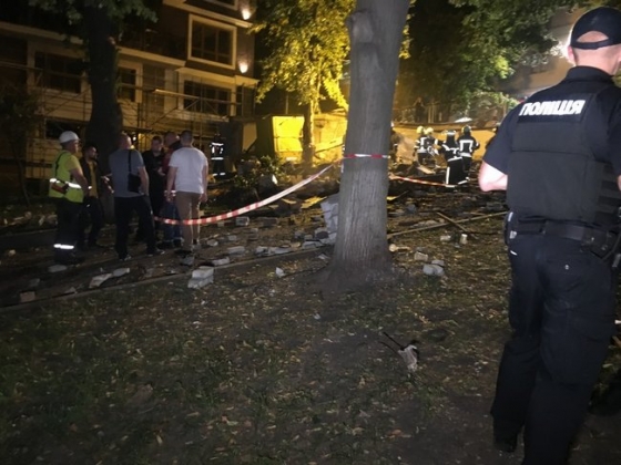 Ночью в Киеве прогремел мощный взрыв: в домах вылетели окна, людей эвакуировали