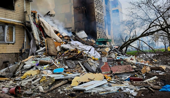 Рашисти завдали авіаудару по багатоповерхівці у Вугледарі - під завалами перебувають люди