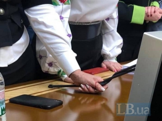 Тимошенко поломала микрофон Разумкова и повредила палец 
