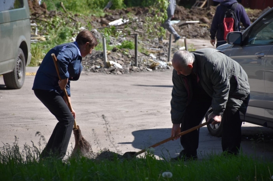 Краматорці ліквідують наслідки ворожого обстрілу міста