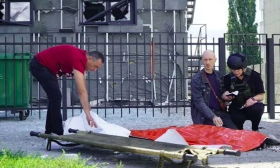 Батько тримає за руку вбитого росіянами 13-річного сина в Харкові