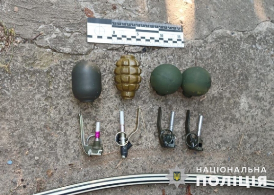 Чотири гранати в каструлях та наркотик знайшли поліцейські у мешканця Краматорського району