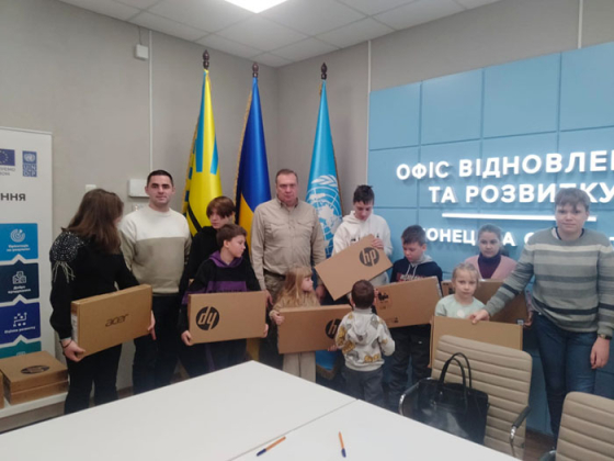 Майже 700 школярів Донеччини отримали ноутбуки для дистанційного навчання