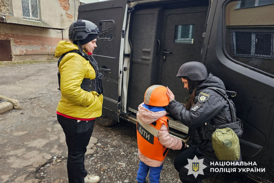 «Рятуючи дітей, ми захищаємо майбутнє України», – 21-річна ювенальна поліцейська Вікторія Чумакова приїхала служити на фронтову Донеччину