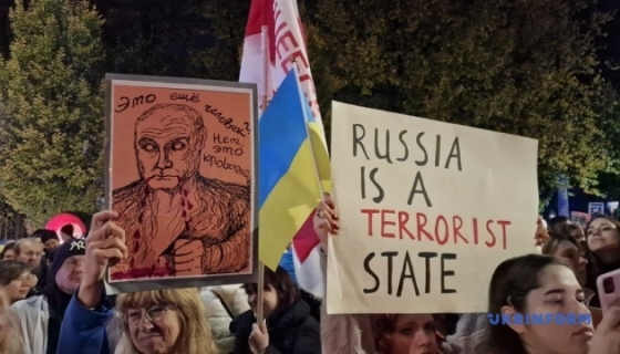 Під посольством росії у Варшаві люди вимагали визнати рф країною-терористом