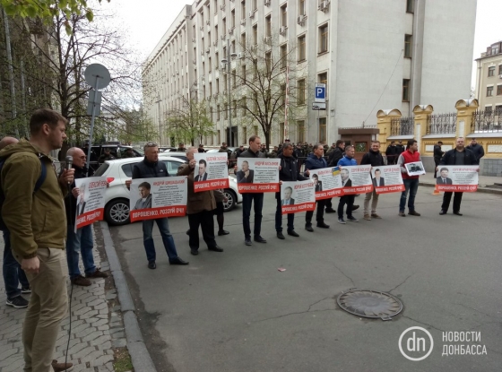 Активисты требуют от Порошенко наказать за сепаратизм чиновников из Донбасса 