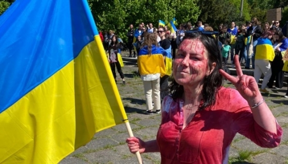 Українка, яка облила «кров&#039;ю» посла РФ, прокоментувала свій заочний арешт у Росії