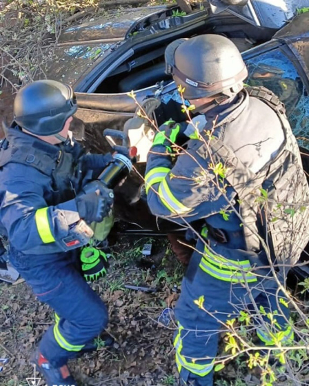 У Слов&#039;янську рятувальники дістали чоловіка із понівеченого внаслідок ДТП автомобіля