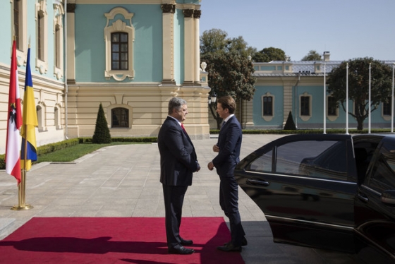 Порошенко проводит встречу в формате &quot;тет-а-тет&quot; с канцлером Австрии Курцом