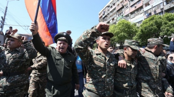 Протесты в Армении: к демонстрантам присоединились военные